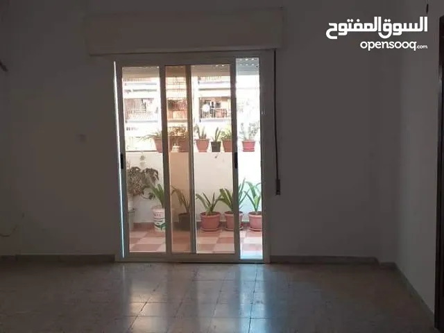 شقة كبيرة للإيجار شرط صاحب الشقة عائلة أجنبية