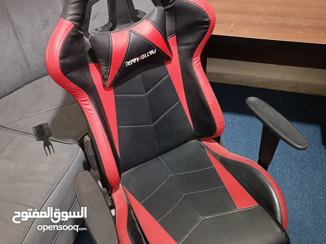 2 كرسي استوديو وطاوله مكتب بحاله جيده