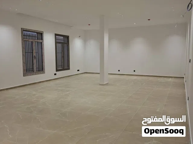 مكاتب فخمه تشطيب سوبر لوكس من أفضل الخامات كذلك باب كل مكتب مصفح مع وجود حمام وبوفيه لكل مكتب