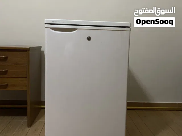 مكتب وثلاجة مكتب وكرسي للليع