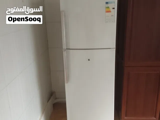 ثلاجة حجم كبير بحالة جيدة جدا بسعر مناسب