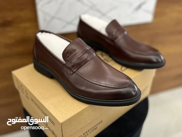 حذاء Clarks شبه الأصلي، تصميم كلاسيك وخامات فخمة تليق بكل المناسبات