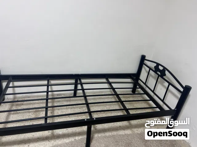 تخت حديد شبه جديد للبيع مع فرشة