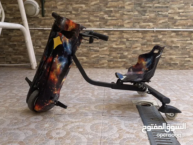 سياره دريفت للأطفال بحاله ممتازه مع شاحن ومفتاحين استعمال قليل
