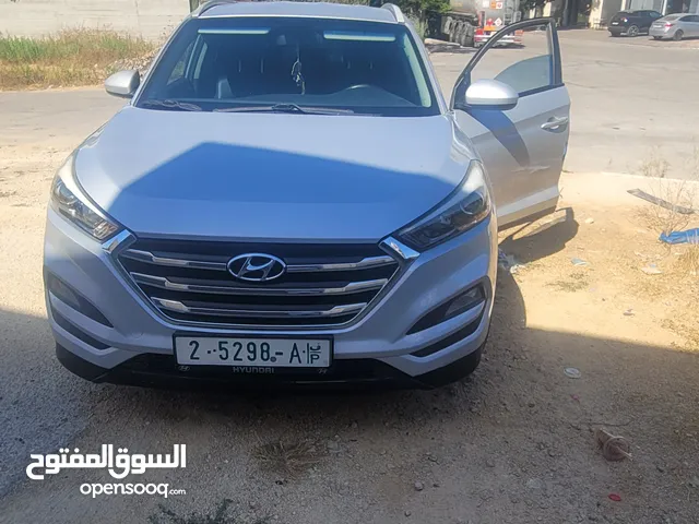 توسان إنتاج وترخيص 2016 فحص ممتاز دفع رباعي عداد 170 ألف مواصفات عادية بدون بصمة وفتحة ترخيص وتأمين