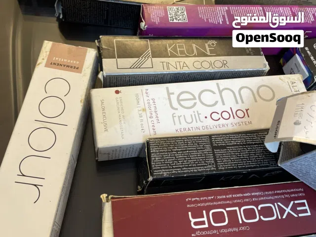 صبغات  بالوان متعدده وعده معظمها انواع ايطالي الصنع التيوب حجمه كبير