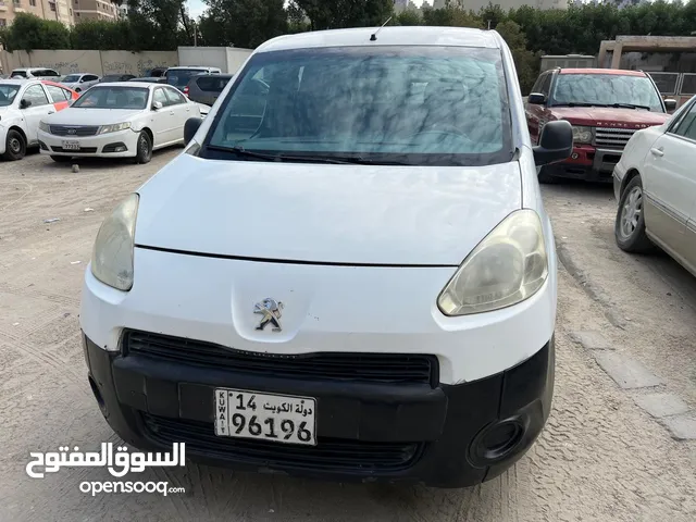 للبيع سيارة بيجو بوكس مقفل موديل 2015 شرط الفحص ماشية 250 فيها بيمه سنه