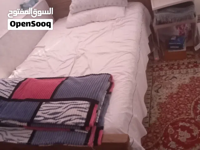 سرير مفرد ونص