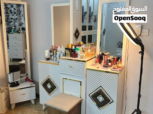 غرفه نوم للبيع وبيها مجال هي والدوشك مالتها نظيفه كل شي مبيها المكان الجهاد