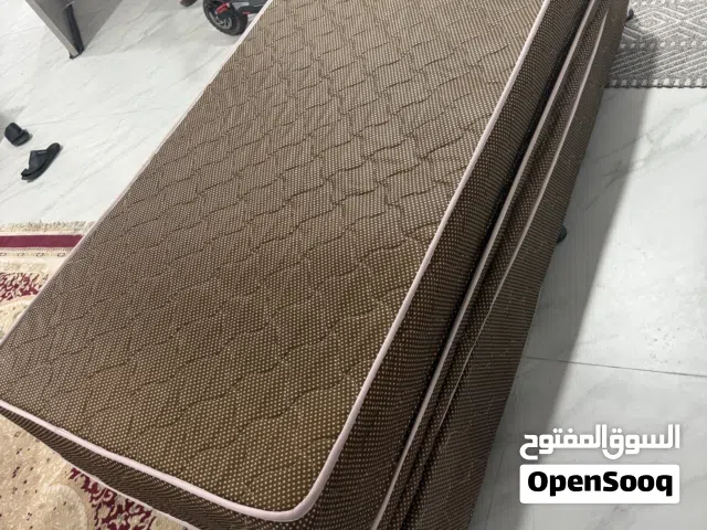 سرير شبه جديد مريح
