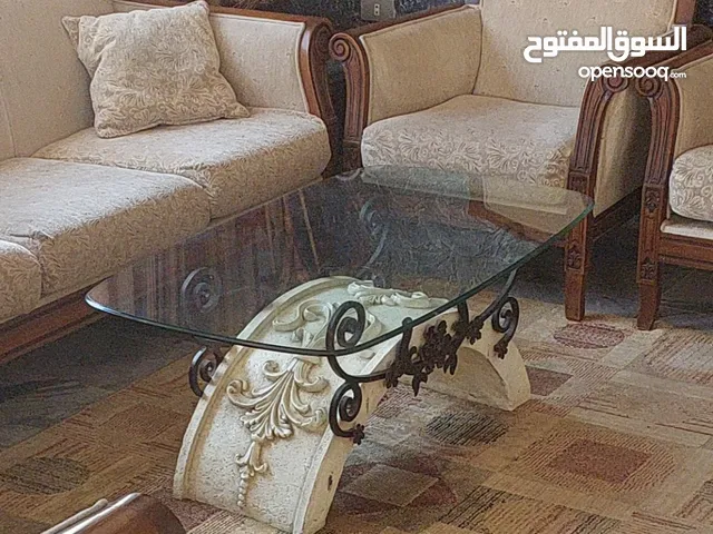 طاولة رخام وحديد للبيع اشتريتها