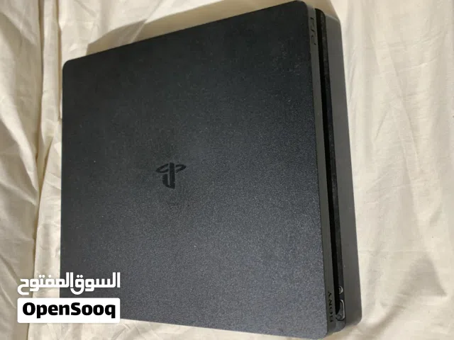 ps4 مع جميع ملحقاتها و الكارتون