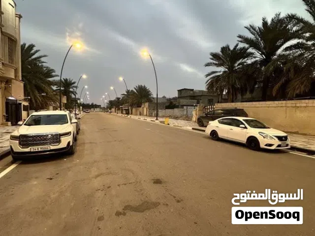 بيت قديم يباع قطعة في دور الضباط