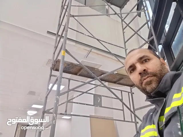 حرفي في مجال الديكور صباغة المنازل مع بلاكو بلاط