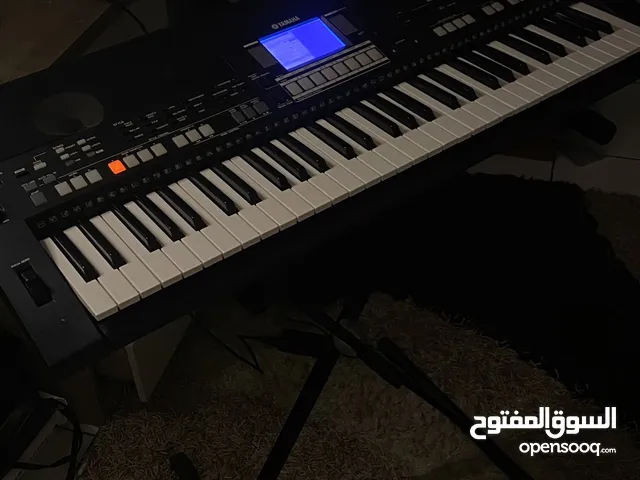 Yamaha PSR-S550 مع قاعدة وشاحن – بحالة ممتازة”