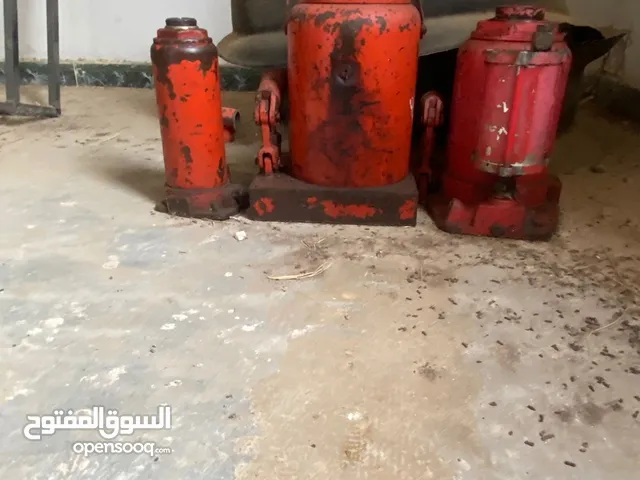 للبيع أدوات محل بنكر اطارات وتغير اويل