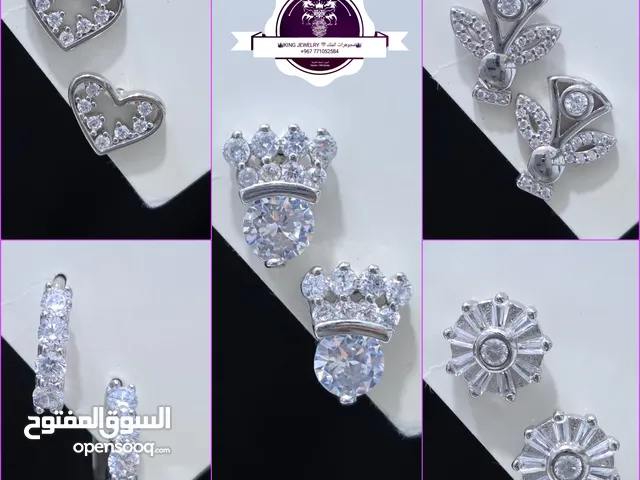 ارتقي بإطلالتكِ مع تشكيلتنا الجديدة من أقراط_الفضة الفاخرة، المصممة لتُبهر وتُبرز جمالكِ.
