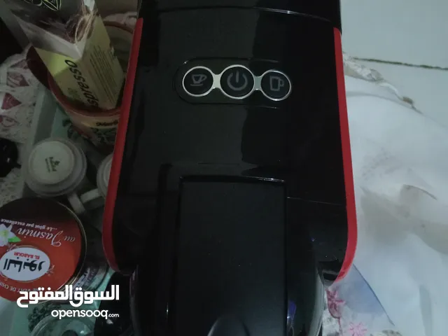 ماكينة قهوة صغيرة و فرن كهربائي لتسخين الوجبات