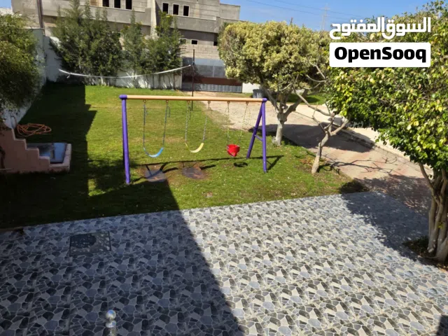 استراحة علي دورين مساحتها 600متر في حي سكني هادي جدا والشارع امان الأمان والجيران  ماشاءالله