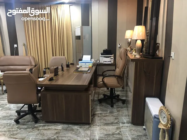 مكتب تجاري مطل عل النهر