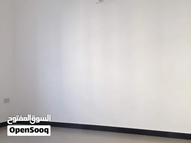 شقة للإيجار في مسقط الموالح من ثلاثة غرف وثلاثة حمامات وصالة ومطبخ جاهز في مكان هادئ إستراتيجي