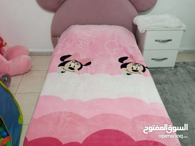 تخت مفرد مع كومدينة بحال الوكالة استعمال خفيف