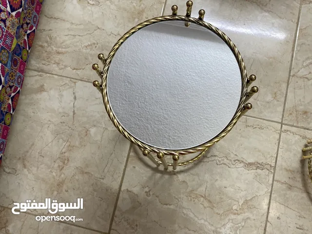 طاولات زجاج مراية اقدام حديد لون دهبي جديد غير مستعمل للبيع حجم صغير كبير متوسط مناسبات لغرف الجلوس