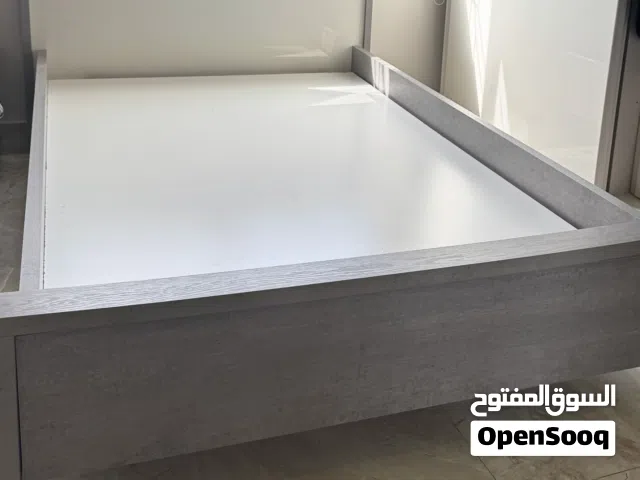 سرير شبه جديد (مستخدم قليل ) للبيع - Almost new bed for sale بسعر استثنائي ! و تتوفر معه مرتبة(مترّس