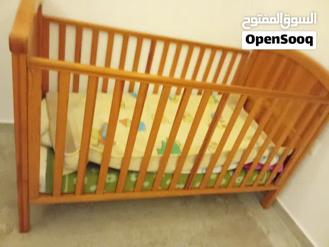 سرير أطفال للبيع