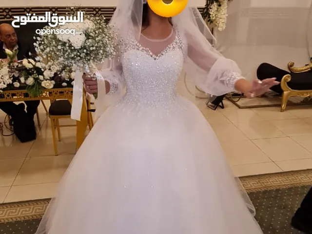 فستان زفاف بالطرحة و التاج