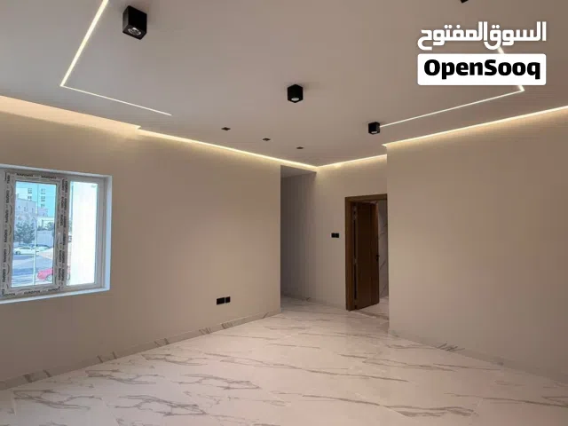 للبيع / شقة جديدة بتشطيبات راقية في العذيبه