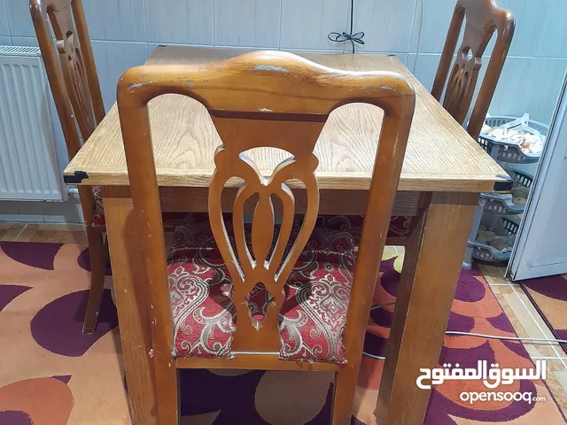 طاولة زان ثقيله لونها عسلي مع ست كراسي زان