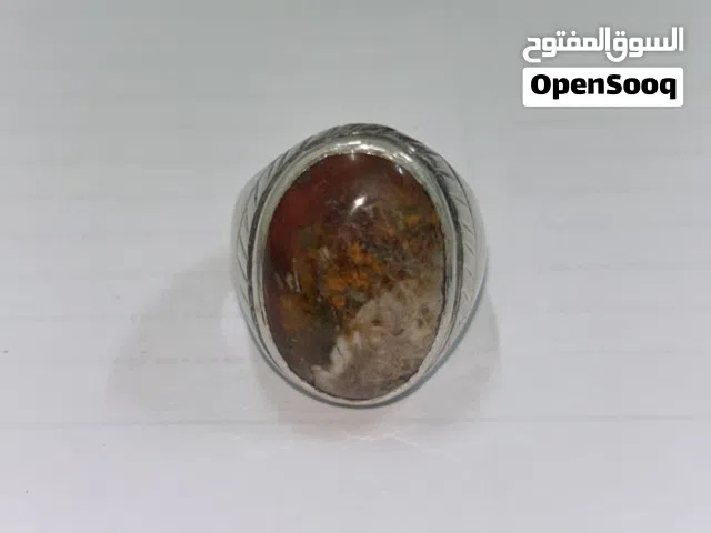 خاتم قديم عمره 50 سنة. تفصيل جميل وفضة قوية ..عقيق أصلي قديم..