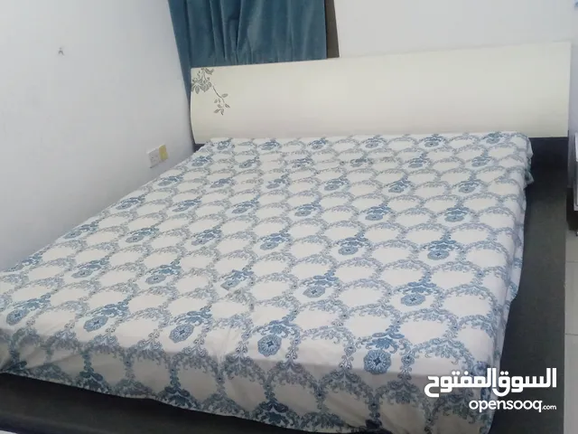 سرير مع دوشك دولاب 5 ابواب وتسريحة و2 كوميدينو للبيع
