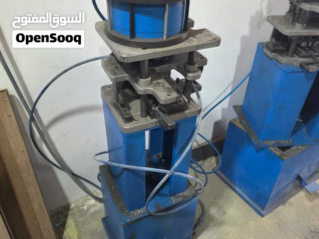 مجموعة من المعدات المتخصصة المستخدمة في ورش تصنيع وتشكيل قطاعات الألمنيوم (مثل الأبواب والنوافذ)