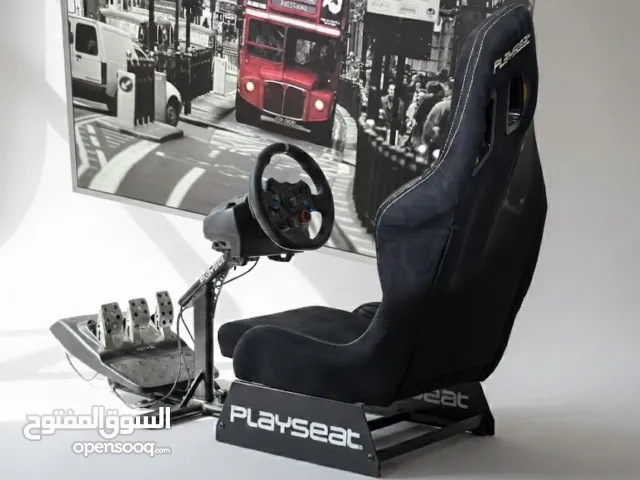 كرسي Playseat Evolution وعجلة قيادة Logitech G29.