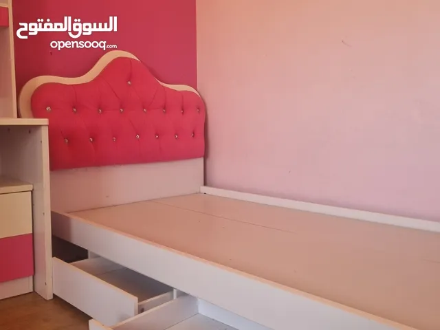 أسرة غرف نوم بناتي عدد 2 لون ابيض وزهري بحاله جيده جدا