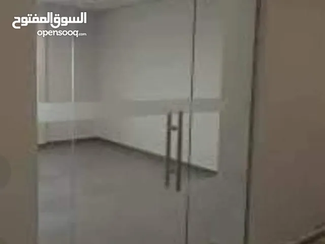 واجهة سيكوريت 1.75م بداخلها باب متر زجاج سيكوريت بجميع اكسسواره