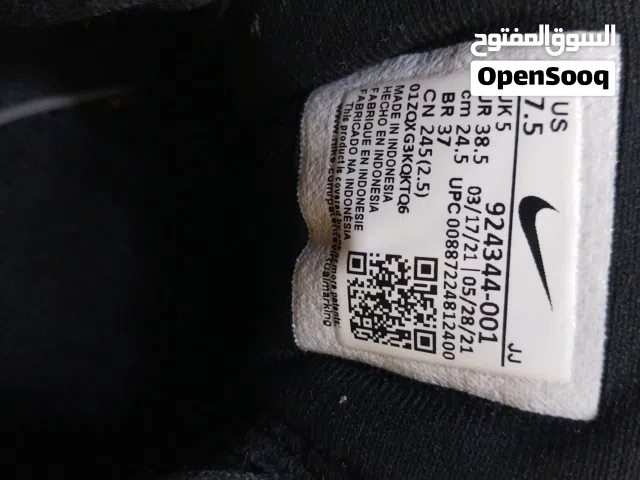 حذاء رياضي لون أسود