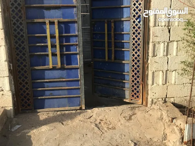 القبله حي الشهداء قرب السوق الجديد يحتوي على غرفه نوم واستقبال وديوانيه وحمام داخلي وحمام خارجي سقف