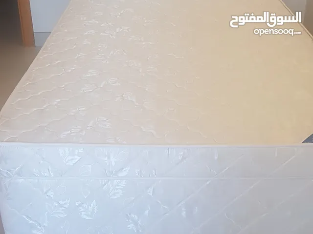 سرير عدد 2 مع فرشة و طاولة جانبية