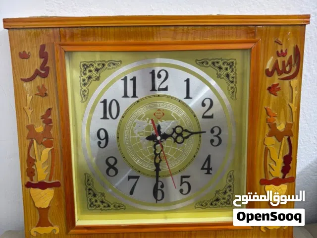 ساعه خشبيه نظيفه