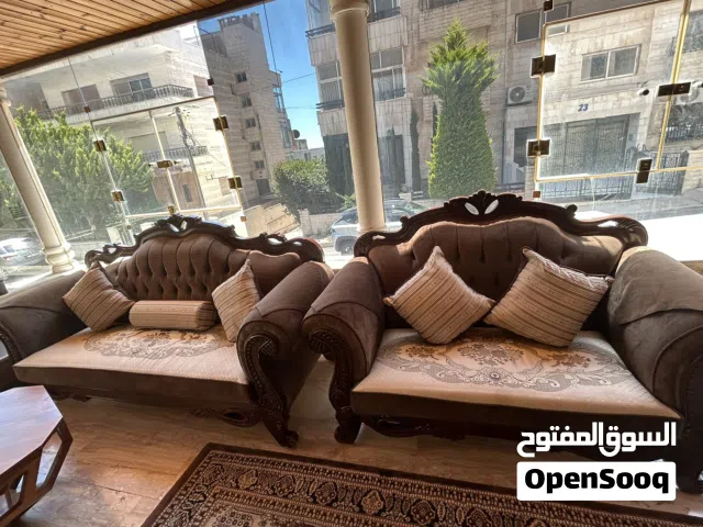 طقم كنب جميل وانيق مع طاولتين جانبيتين