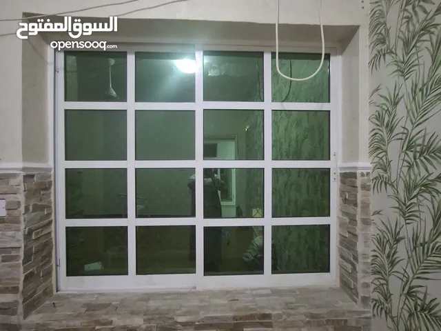 شباك المنيوم نظيف مستخدم