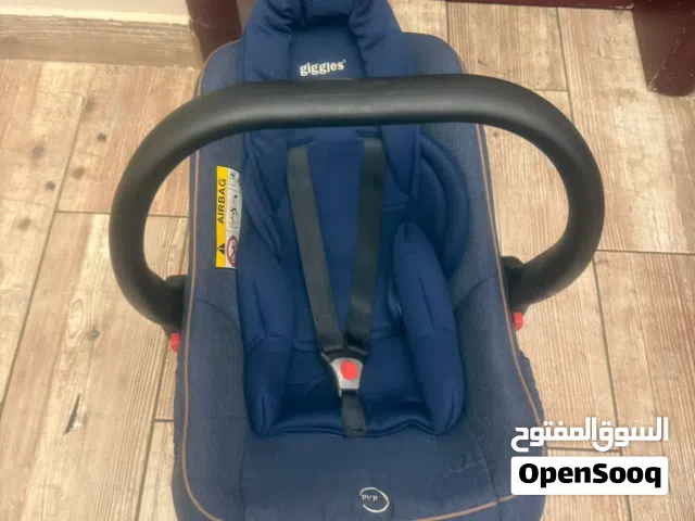 كرسي سياره ماركة giggles من مذركير اصلي موب تقليد مستخدم شبه جديد ويمكن استخدامه للعربنات الأطفال
