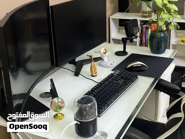 Pc مع الميز و الكرسي كامل مع شاشتين