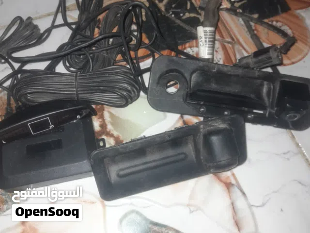 للبيع قطعتين مقبض باب جنطة مدمج معها الكاميرا الخلفية الأصلية (وكالة) مع الضفيرة وسستم حساسات متكامل