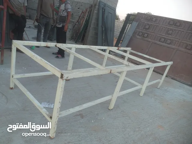طاولة حديد و سكفالي