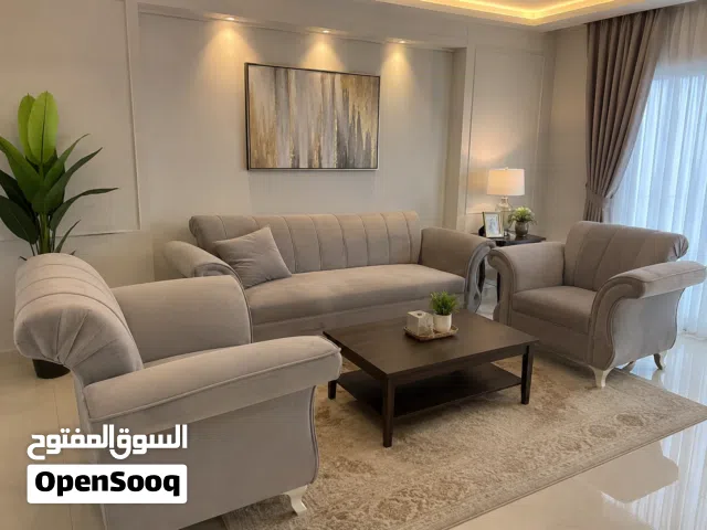 للبيع طقم كنب صالون مستعمل بحالة جيدة طقم كنب أنيق ومريح مناسب للمجالس وغرف المعيشة يتكون من ك