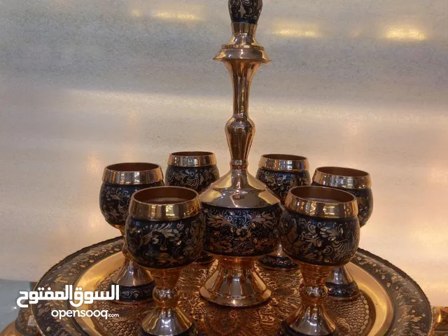 "كؤوس النبيذ النحاسية المحفورة باللون الأسود"